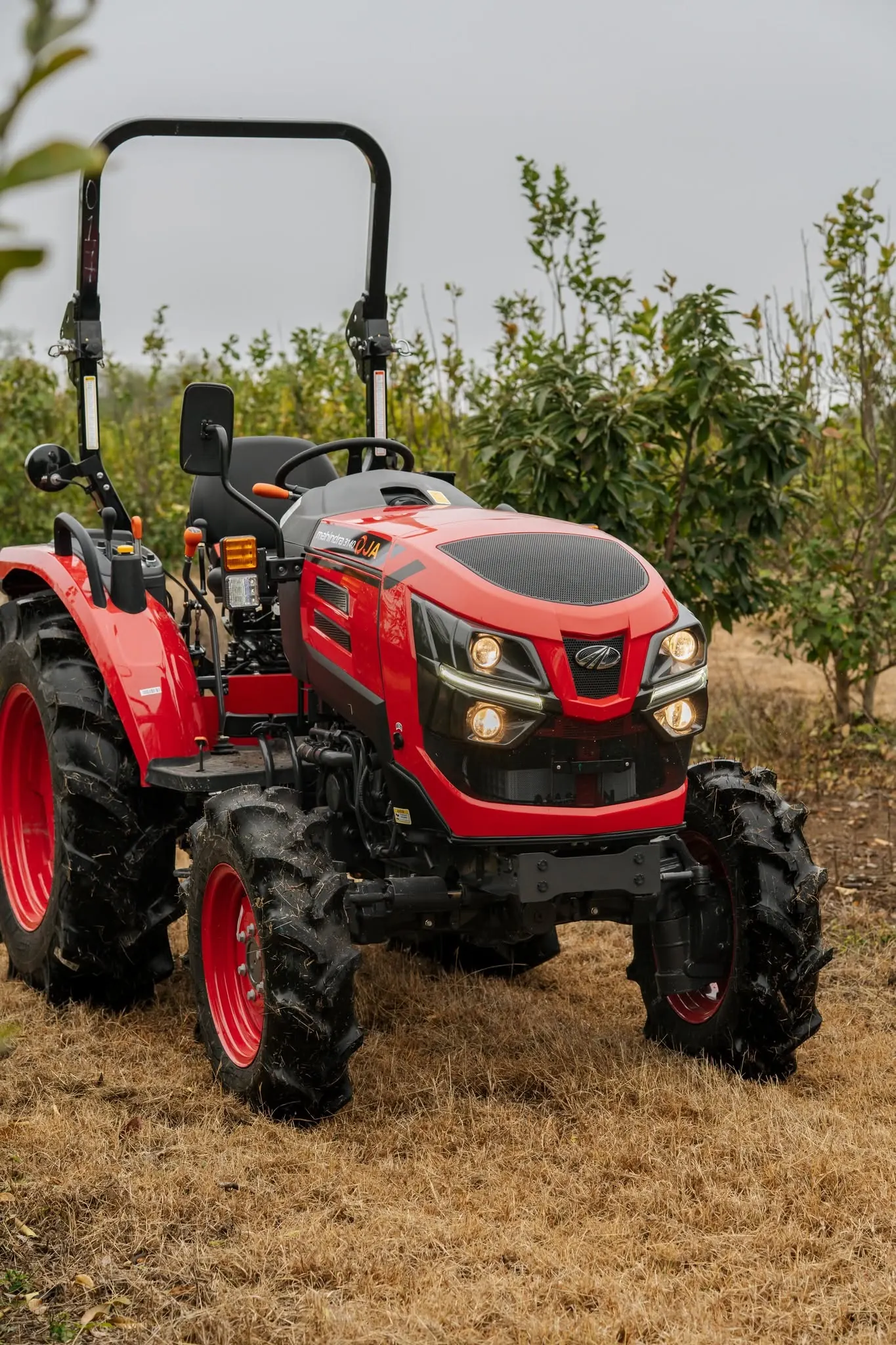 Mahindra OJA 2130 en un huerto de frutales