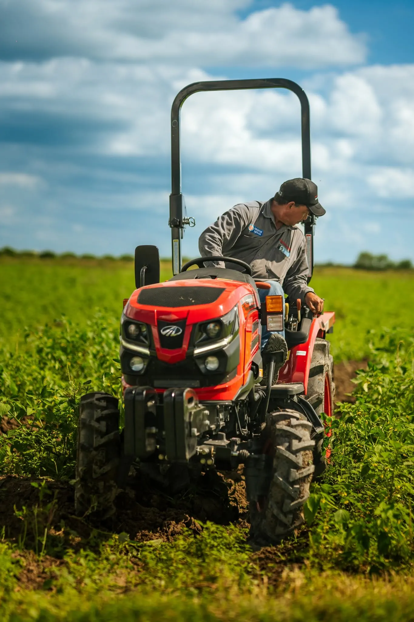 Operador en su Mahindra OJA 2130