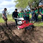 Motocultor agrícola trabajando en la preparación de suelo para siembra en Ecuador