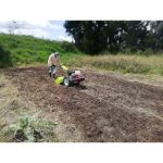 Motocultor agrícola trabajando en la preparación de suelo para siembra en Ecuador